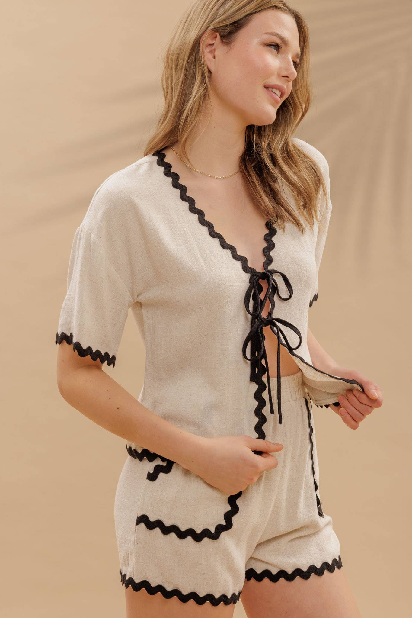 CONTRAST WAVY TRIM FRONT TIE TOP & LINEN SHORT SET