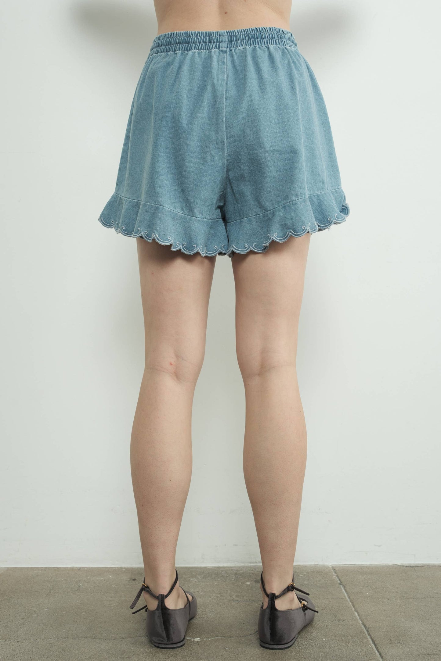 CHAMBRAY EMBROIDERED RUFFLE HEM SHORTS