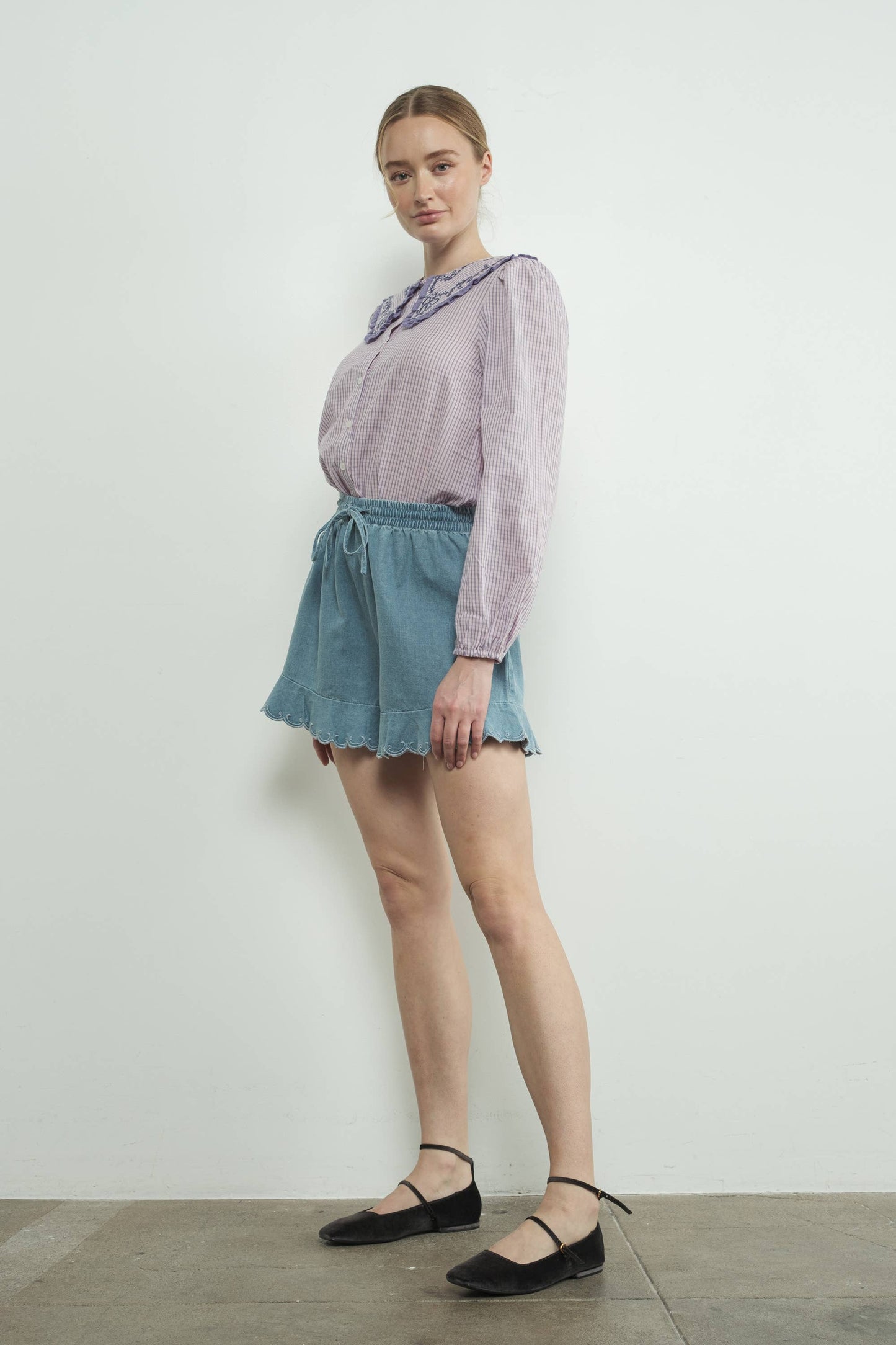 CHAMBRAY EMBROIDERED RUFFLE HEM SHORTS
