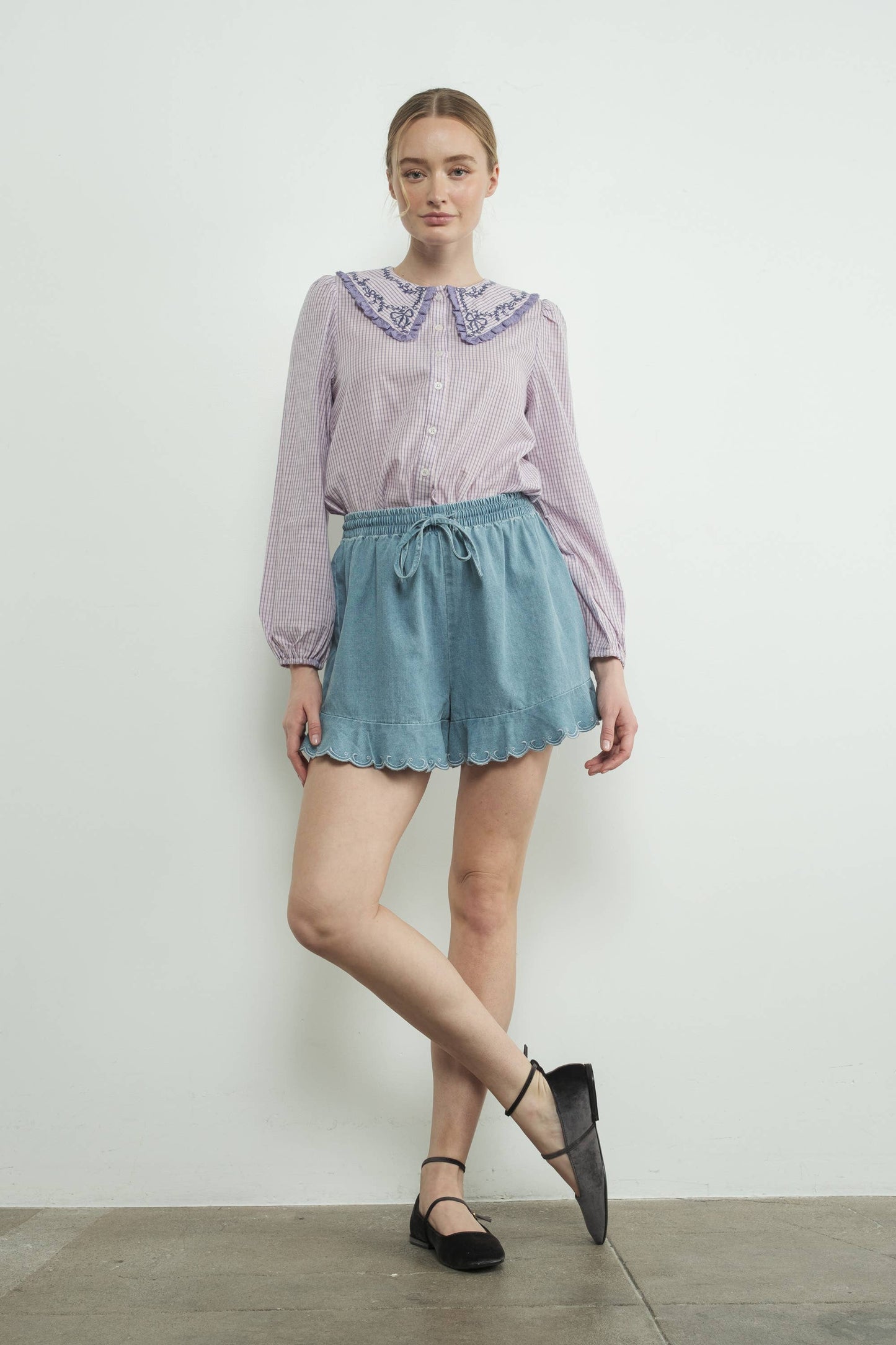 CHAMBRAY EMBROIDERED RUFFLE HEM SHORTS