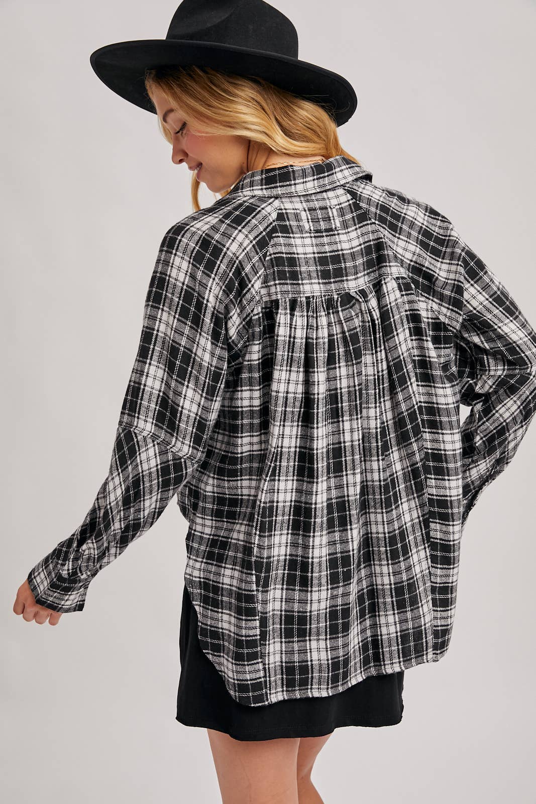 BUTTON DOWN DOLPHIN HEM PLAID SHIRT