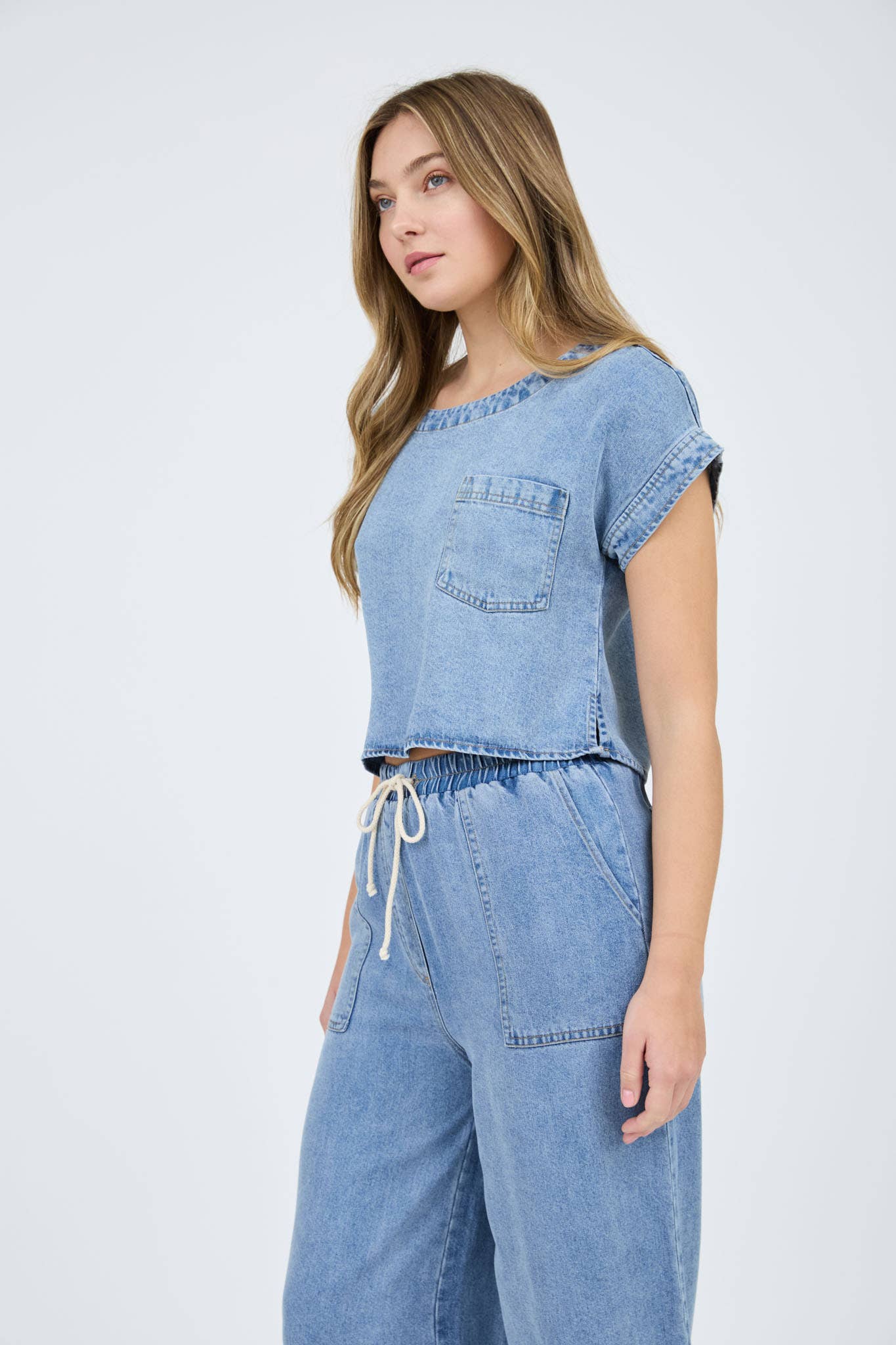 WASHED CHAMBRAY BOAT NECK SHORT SLEEVE CROP TOP