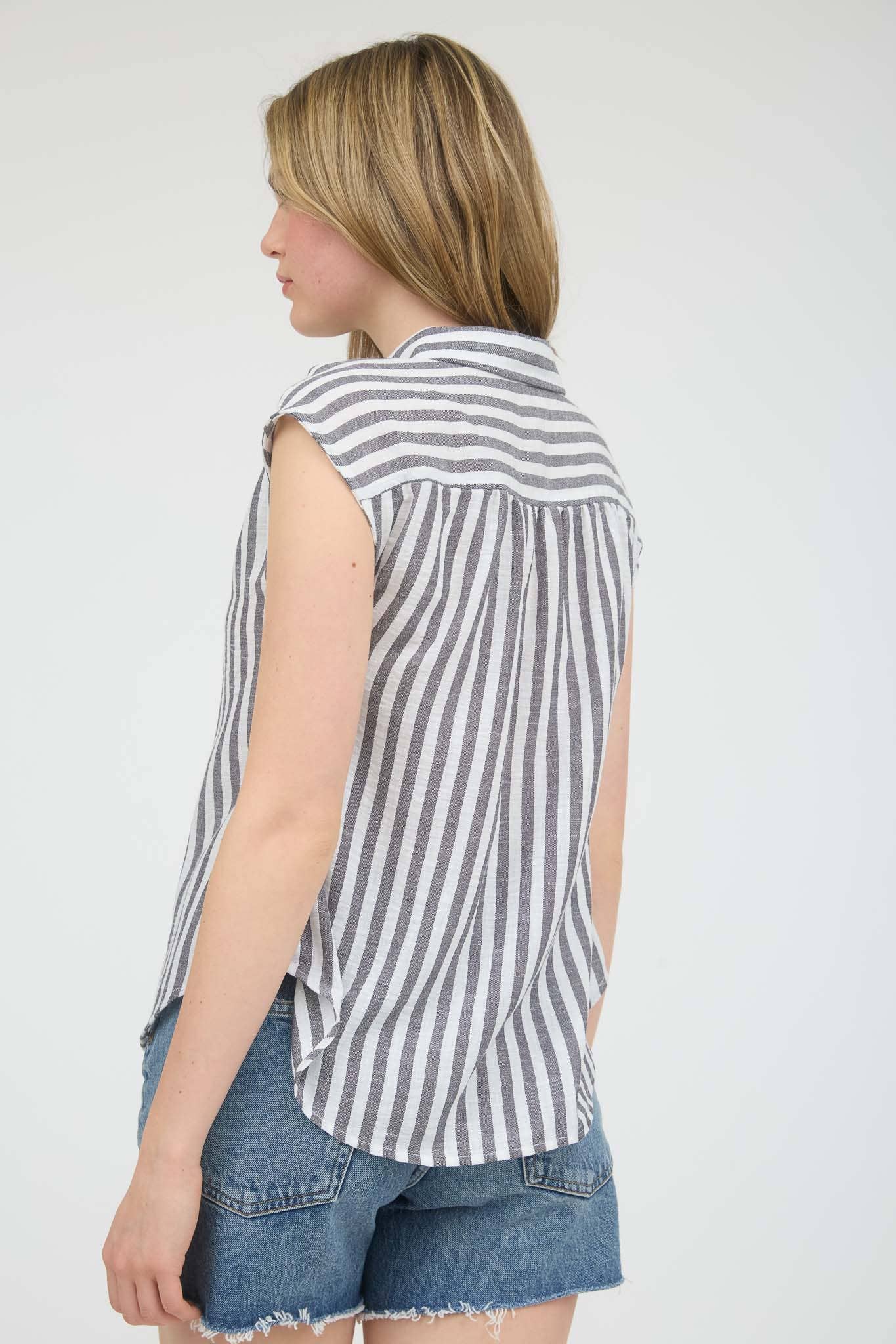 STRIPE COLLARED SHORT SLEEVE BUTTON DOWN SHIRT