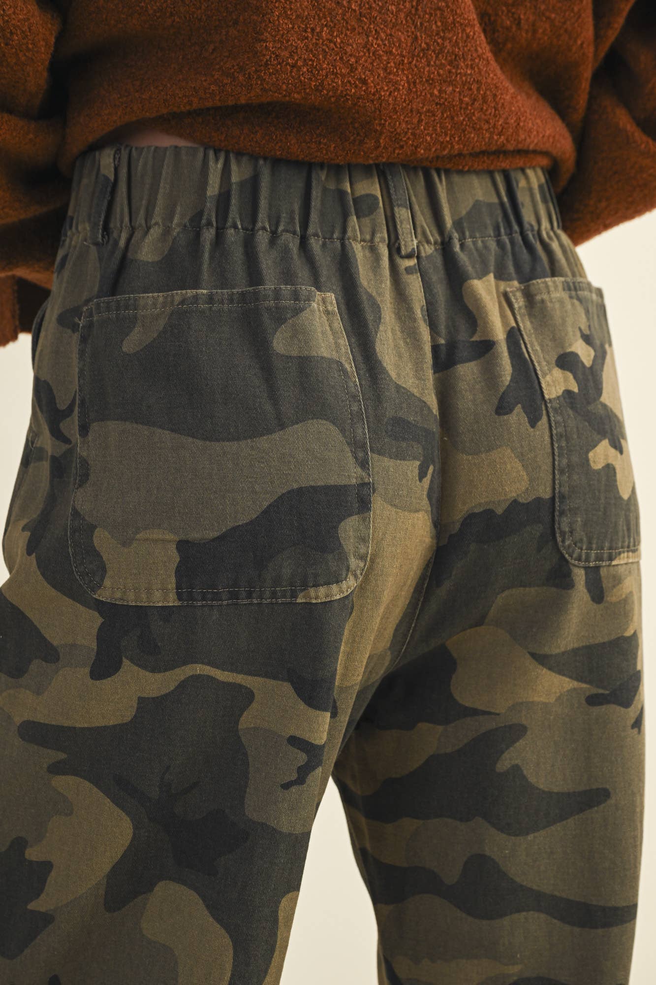 CAMO FRONT TIE PANTS