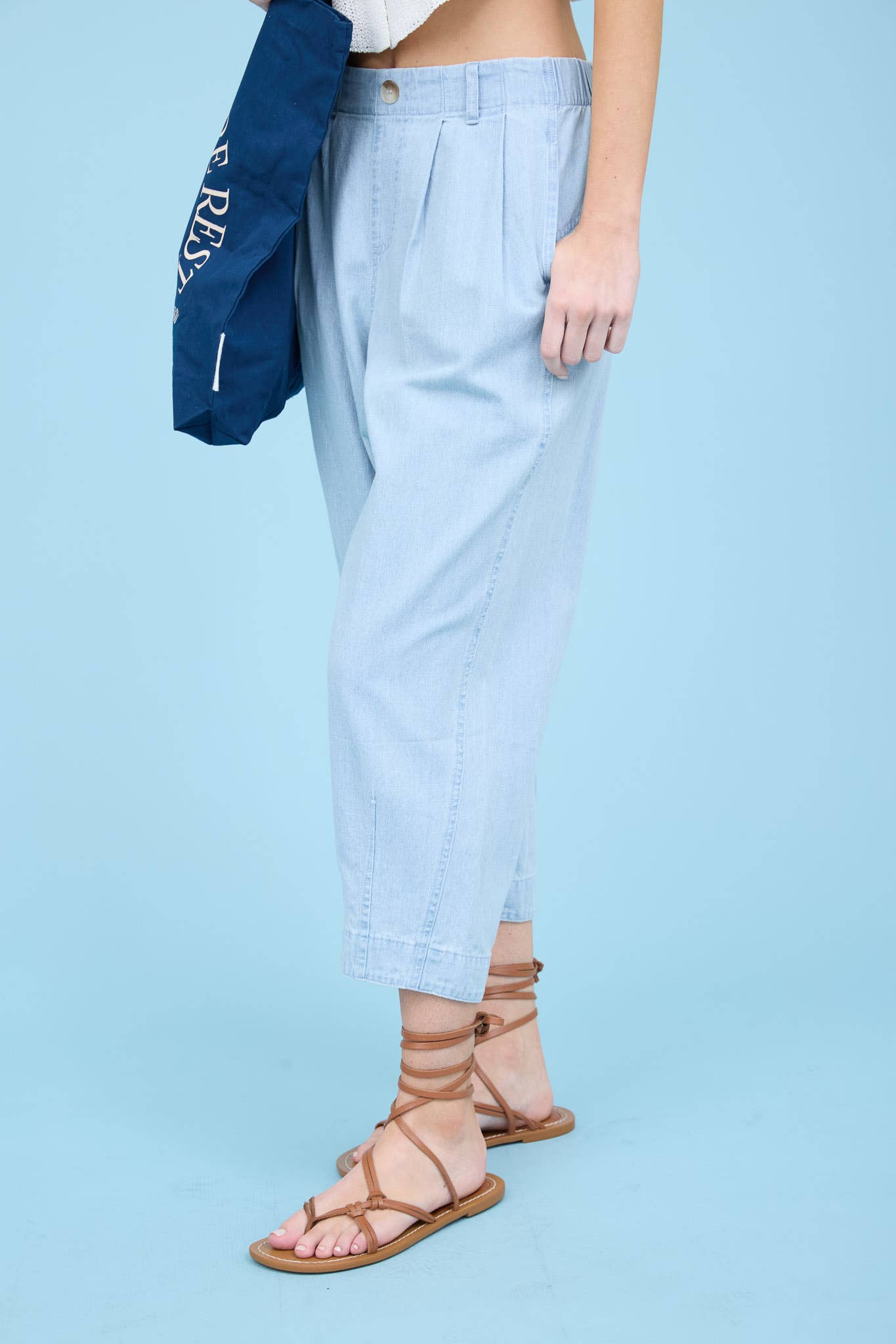 HIGH WAIST PLEATED DENIM CAPRI PANTS