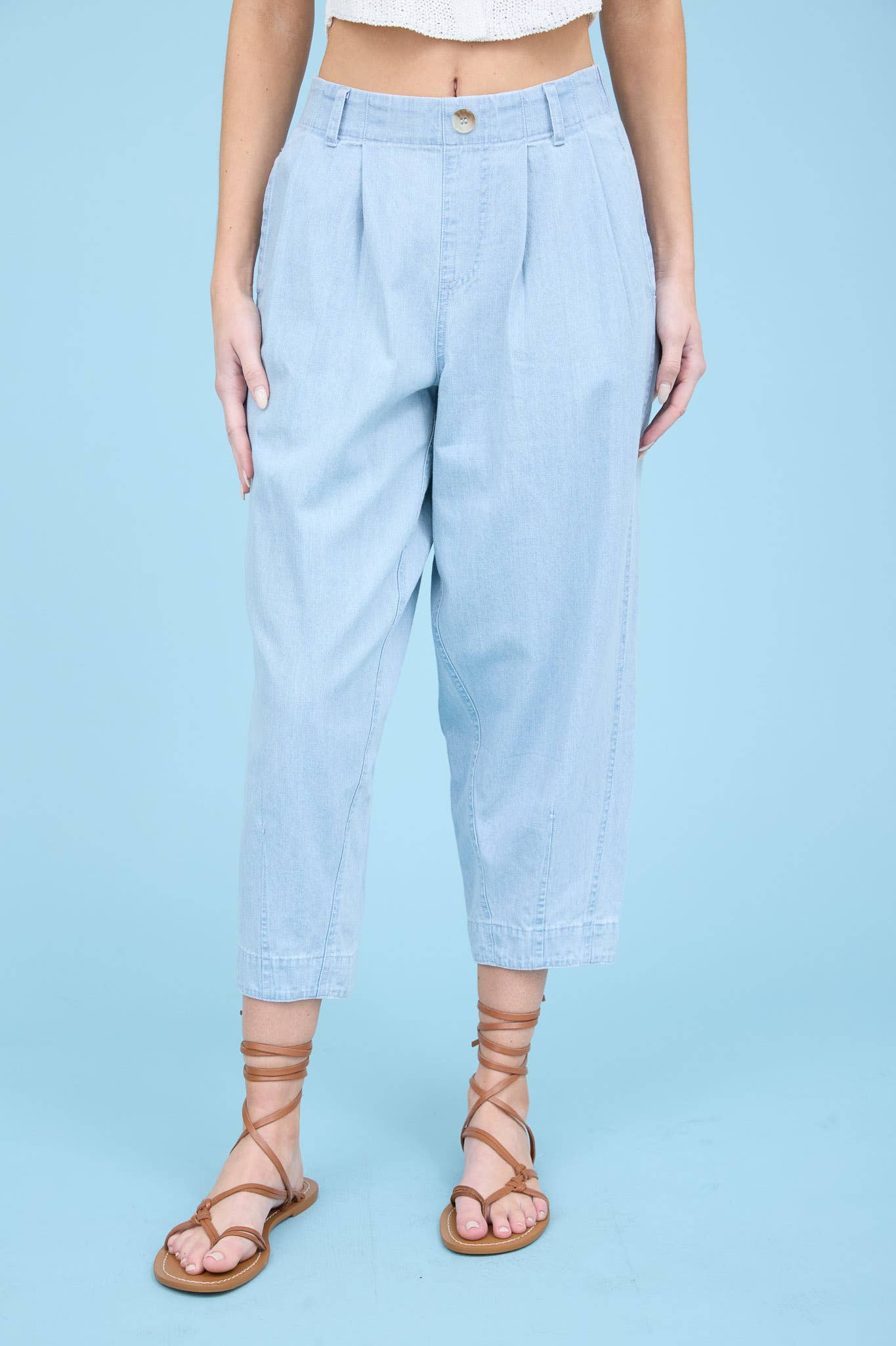 HIGH WAIST PLEATED DENIM CAPRI PANTS