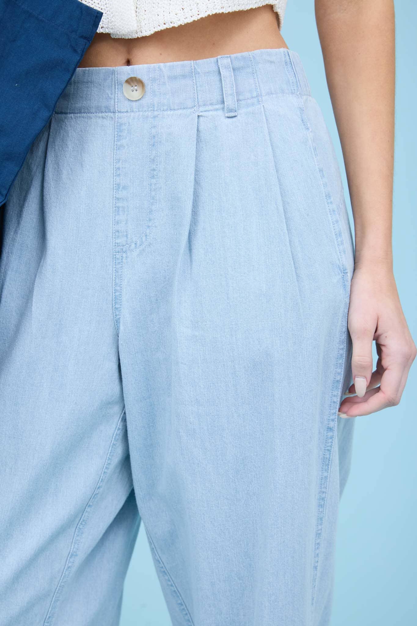 HIGH WAIST PLEATED DENIM CAPRI PANTS