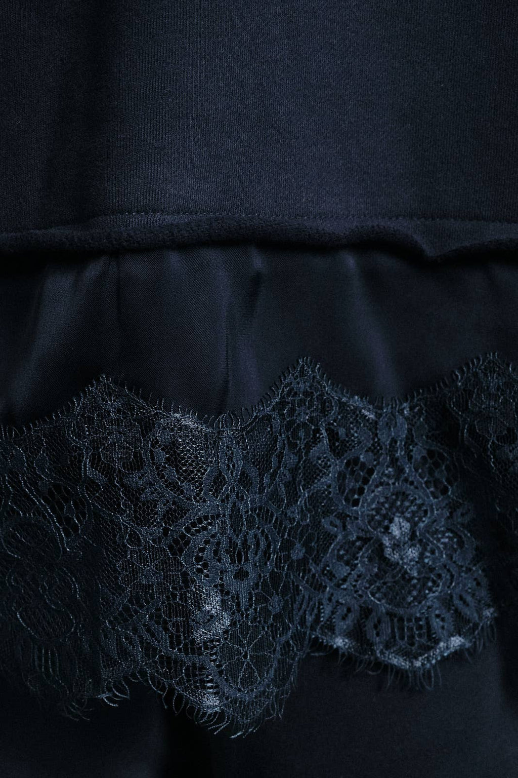 Lace-Trim Hem Crewneck Sweatshirt