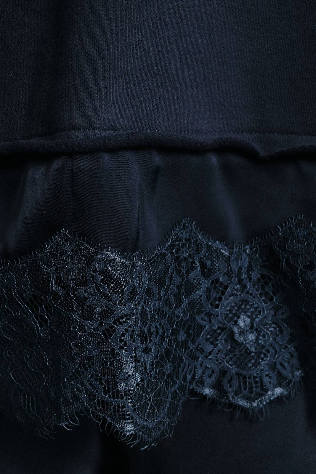 Lace-Trim Hem Crewneck Sweatshirt